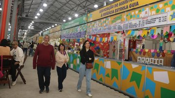 Evento no interior de armazém, no Parque Valongo