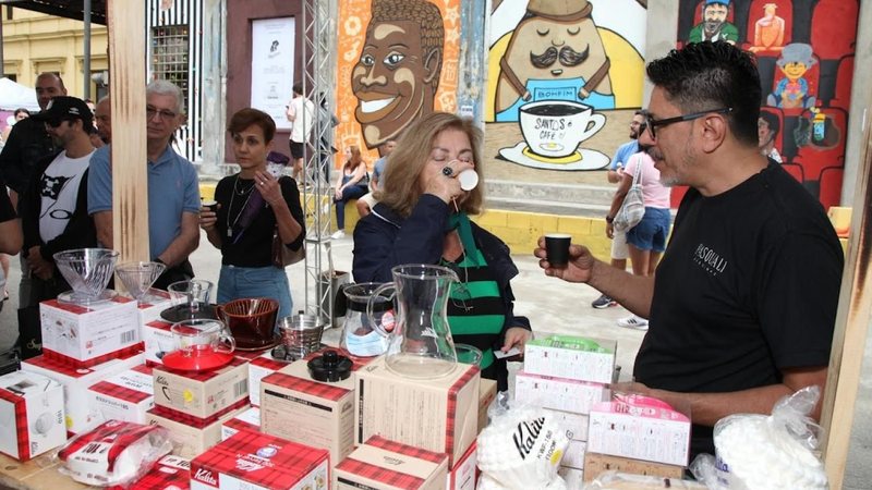 Visitante tomando café no evento Festival Santos Café
