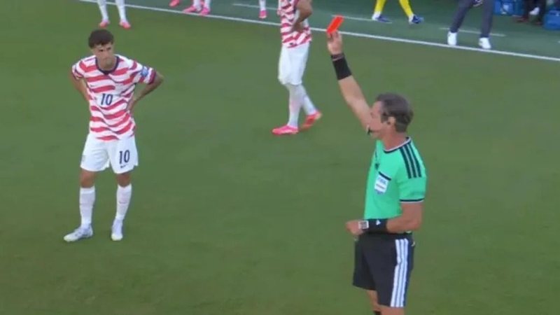 Foto de árbitro e jogador expulso