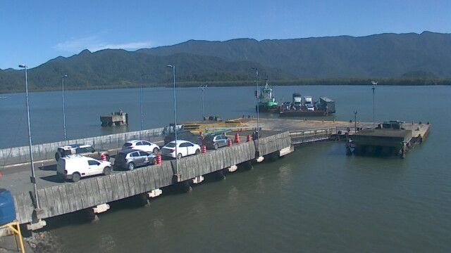 Fila de espera na travessia de balsa Bertioga-Guarujá