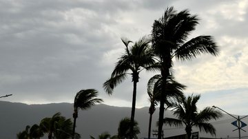 Frente fria traz ventania, chuva e queda de temperatura ao litoral de SP