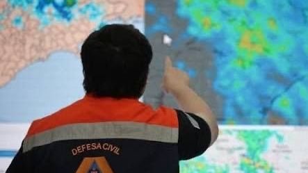 Imagem de agente da Defesa Civil de São Sebastião de costas