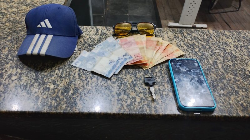 Boné, dinheiro em espécie, chave de motocicleta, óculos e celular apreendidos pela GCM
