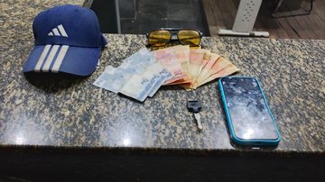 Boné, dinheiro em espécie, chave de motocicleta, óculos e celular apreendidos pela GCM