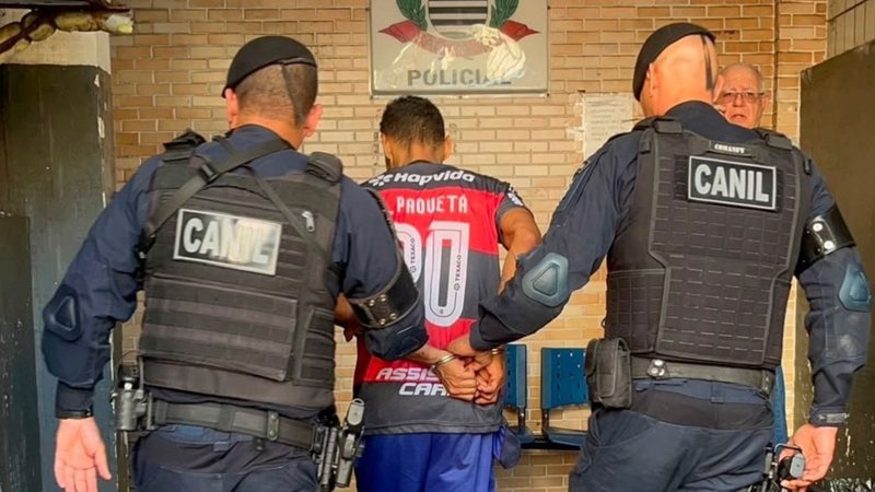 Homem sendo preso por GCMs de São Vicente