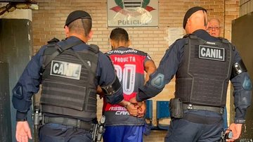 Homem sendo preso por GCMs de São Vicente