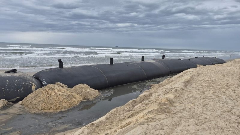 Imagem de geobags no Estreito do Melão, em Cananéia, para conter o avanço do mar