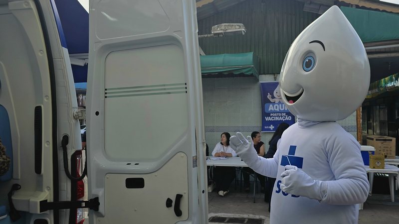 Guarujá inaugura 'Vacimóvel' e aplica 400 doses em primeiro dia de operação
