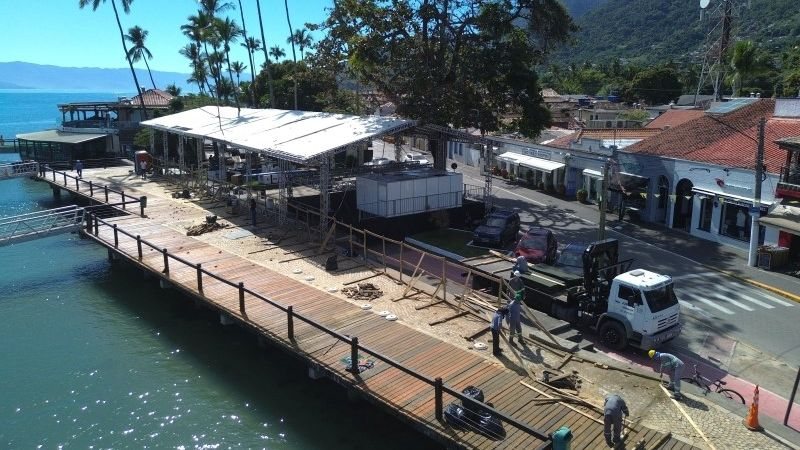 Ilhabela finaliza manutenção em decks e prepara Vila para evento