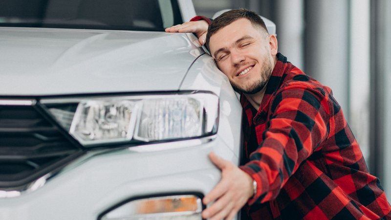 Foto de jovem com carro
