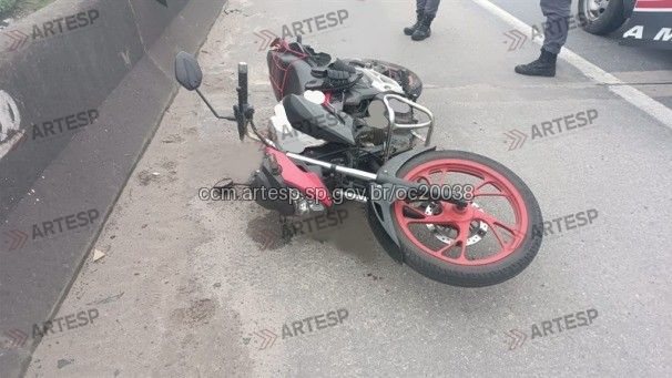 Moto caída sobre a pista na rodovia dos Imigrantes