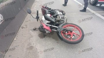 Moto caída sobre a pista na rodovia dos Imigrantes
