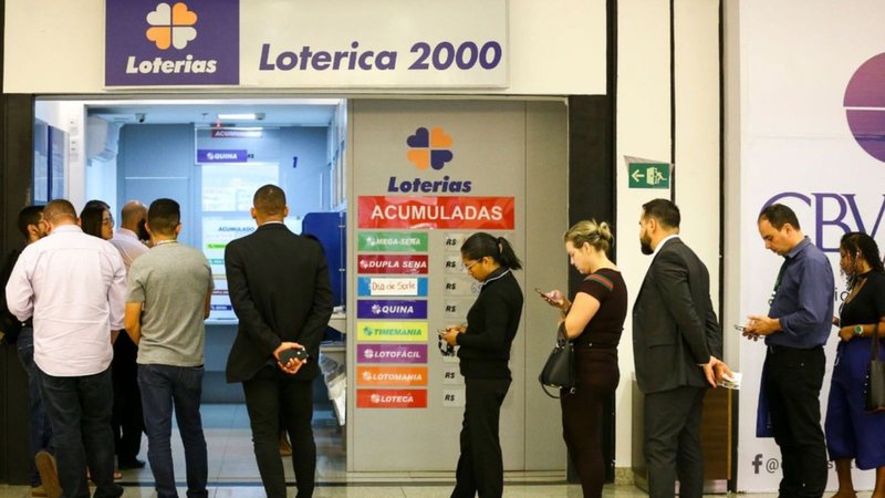 Pessoas esperando em fila de lotérica