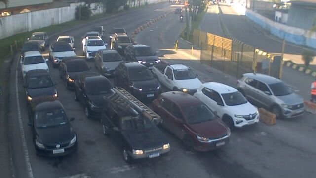 Fila de espera na travessia de balsa Santos-Guarujá