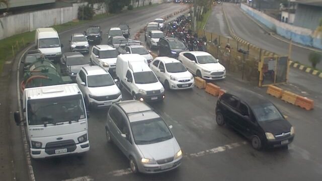 Fila de espera na travessia de balsa Santos-Guarujá