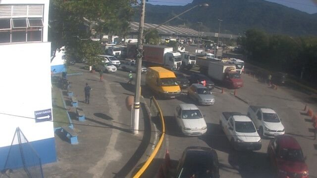 Maré baixa mantém restrição a veículos pesados na balsa de Ilhabela