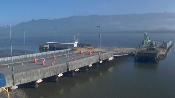 Fila de espera na travessia de balsa Bertioga-Guarujá