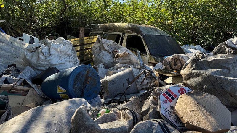 Retirada de veículos abandonados em Mongaguá