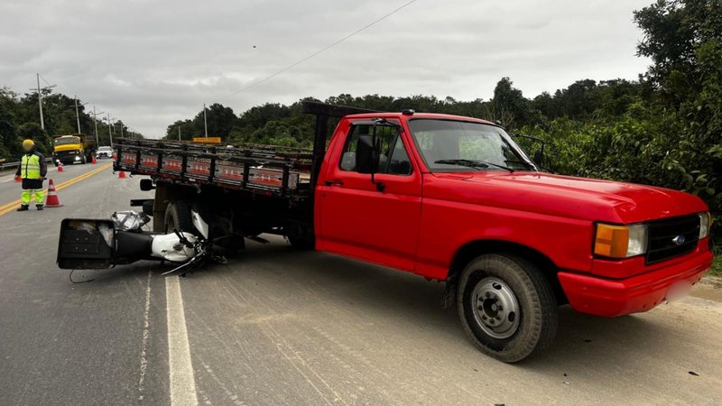 Motociclista morre após bater contra caminhão na rodovia Rio-Santos, em Bertioga