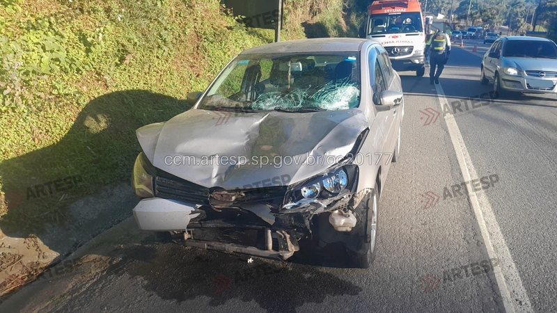 Volkswagen Voyage envolvido no acidente, com a frente e o para-brisa danificados