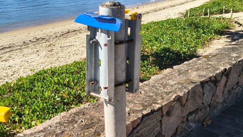 Novo caso de vandalismo destrói lixeiras em praia de São Sebastião