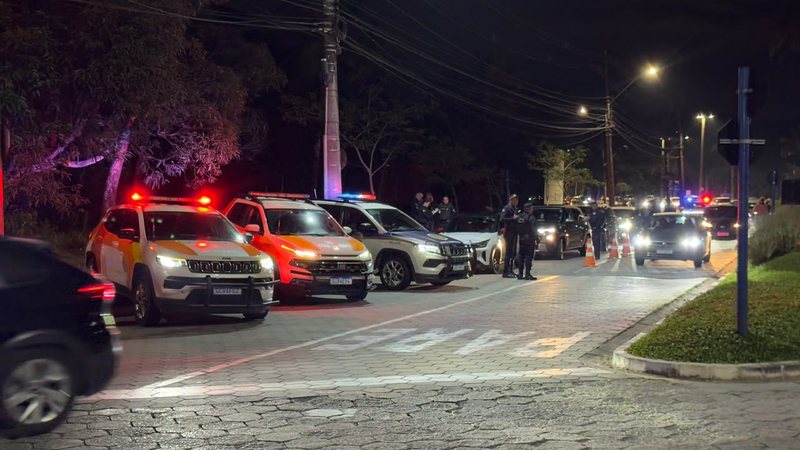 Operação aborda 137 veículos e autua motoristas em Bertioga