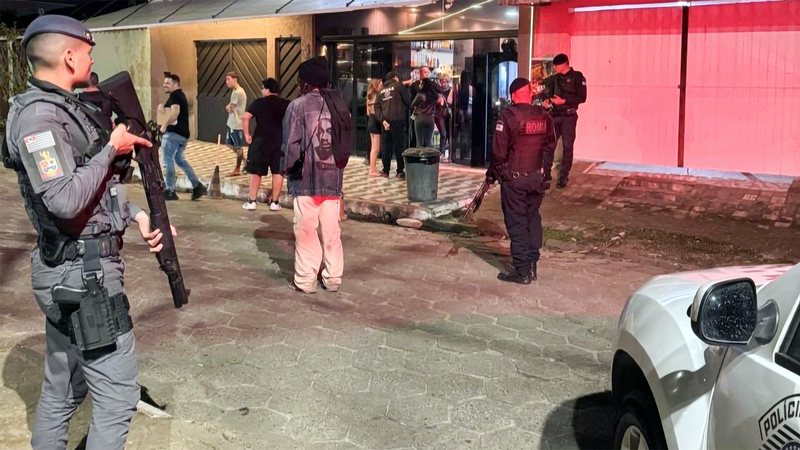 Agentes em frente a estabelecimento comercial