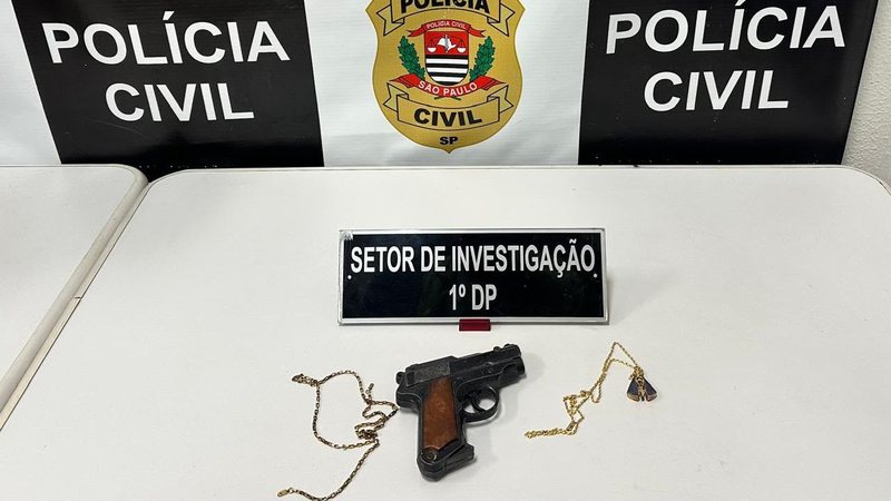 Simulacro de arma usado pelos menores