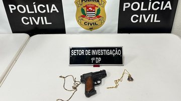 Simulacro de arma usado pelos menores