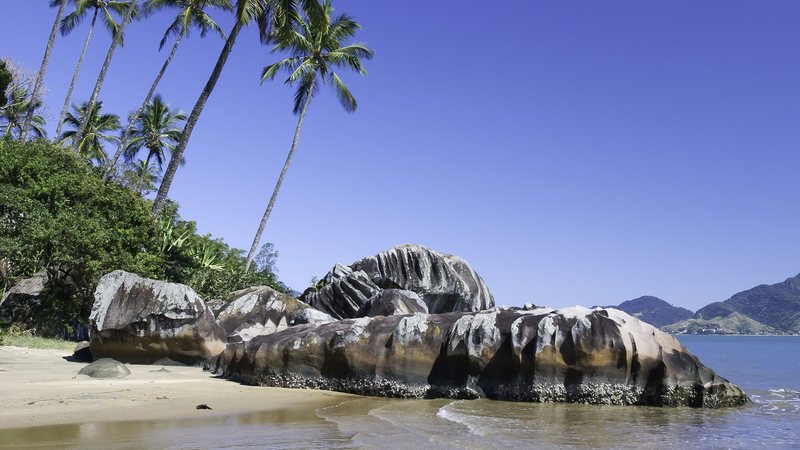 'Pedra do Sino', na faixa de areia da praia de Garapocaia, em Ilhabela