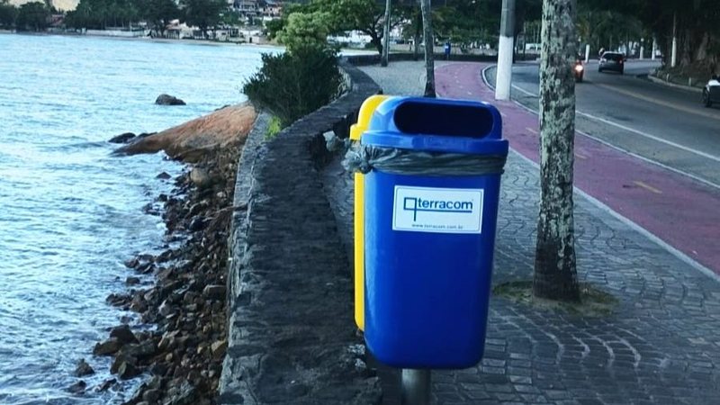 Lixeira nova na praia Deserta, em São Sebastião