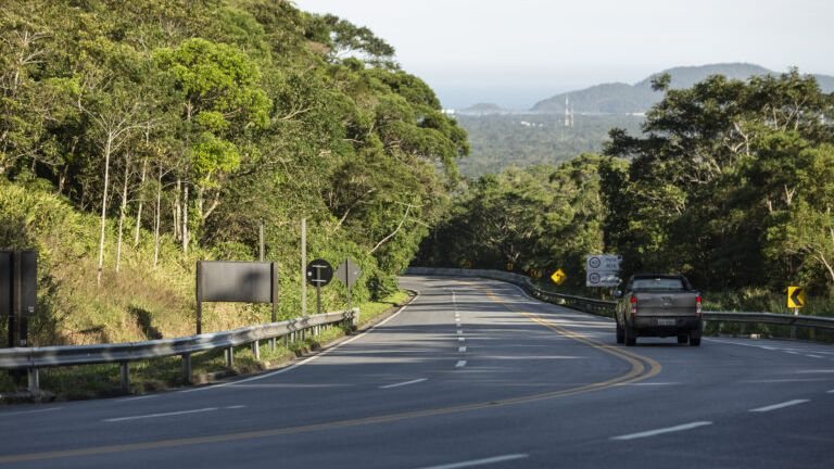 Trecho da rodovia Mogi-Bertioga