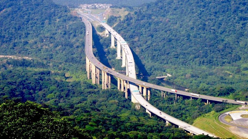 Imagem aérea das pistas do Sistema Anchieta-Imigrantes (SAI)