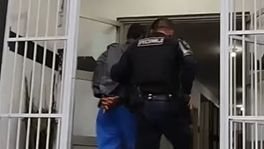 Foto de homem preso