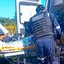Vítima sendo conduzida para o helicóptero, com atendimento de socorristas