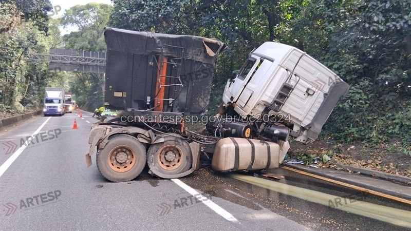 Caminhão parada em formato de "L" sobre a faixa de rolamento