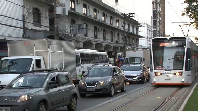 Semáforos sem sincronia e excesso de veículos geram caos no trânsito de Santos