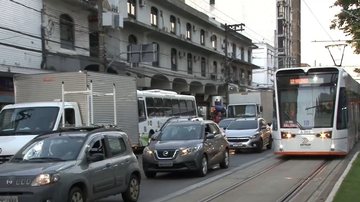 Semáforos sem sincronia e excesso de veículos geram caos no trânsito de Santos