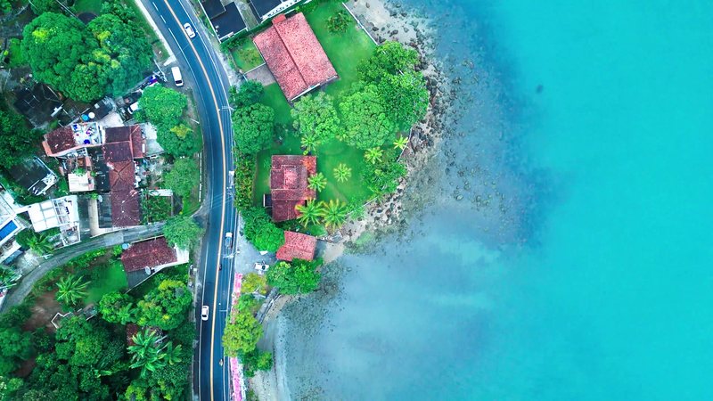 Imagem aérea do mar nas proximidades da rodovia Rio-Santos, em São Sebastião