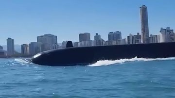 Submarino Tikuna chama atenção durante chegada ao Porto de Santos
