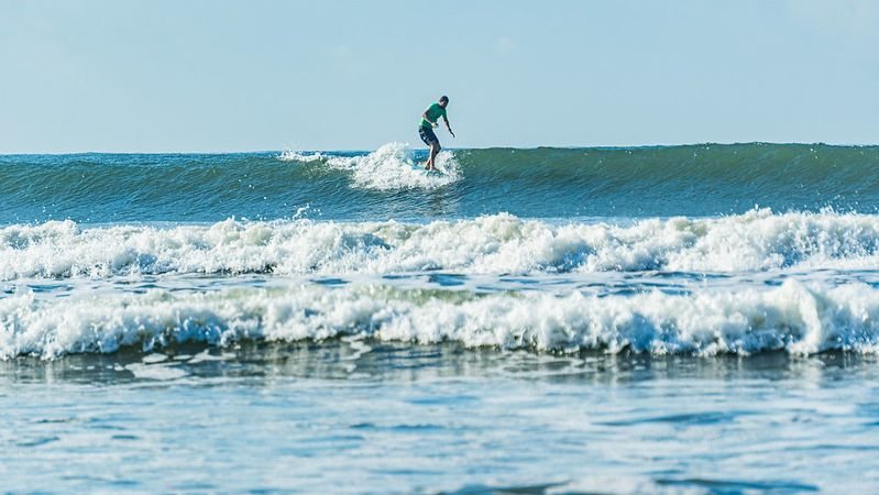 Swell do sul impulsiona surfe na praia da Enseada, em Bertioga