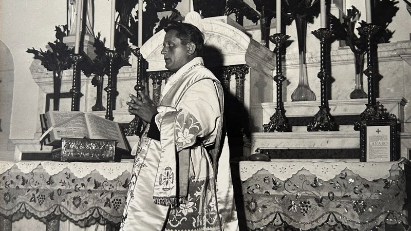 Teatro de Guarujá recebe exposição gratuita sobre Cônego Domênico Rangoni