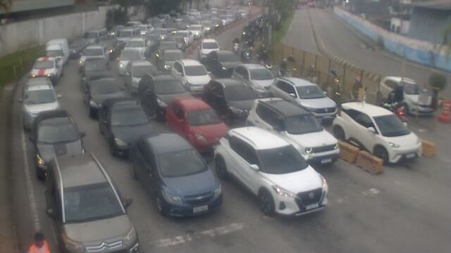 Fila de espera na balsa Santos-Guarujá