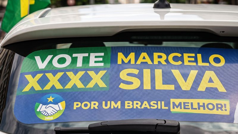 Foto gerada por inteligência artificial com um adesivo político em um carro