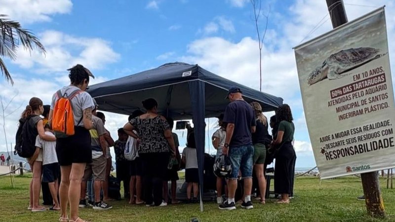 Foto de alunos no Emissário Submarino, na Praia do José Menino, em Santos