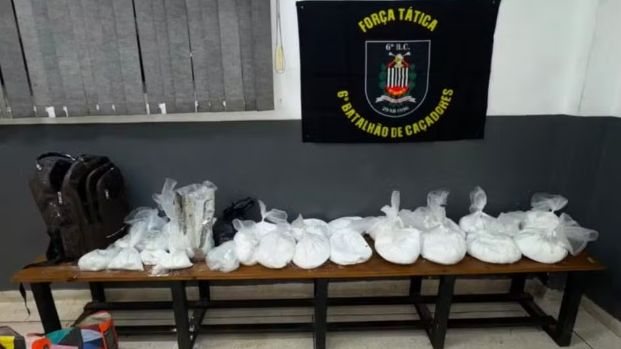 droga apreendida pela PM disposta em uma mesa na delegacia
