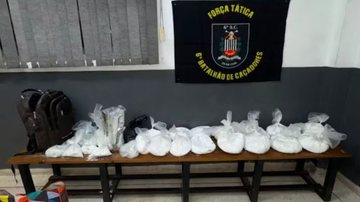 droga apreendida pela PM disposta em uma mesa na delegacia