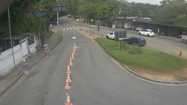 Fila de veículos na balsa Bertioga-Guarujá, com trânsito organizado por cones