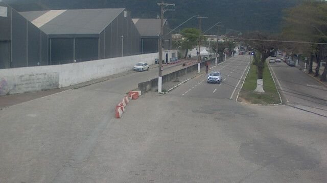 Imagem da fila de espera pela balsa de Ilhabela, do lado de São Sebastião