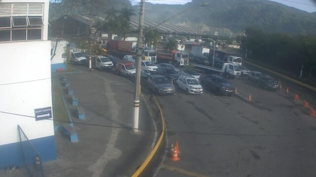 Imagem da fila de espera pela balsa de Ilhabela, do lado de São Sebastião